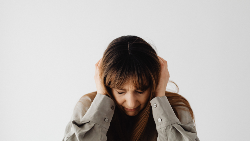 頭を抱えた女性の写真
